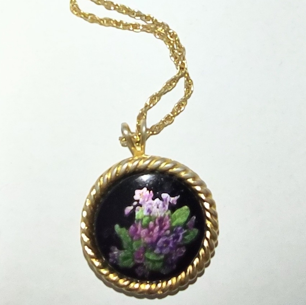 Trifari ©️ Round Floral Pendant Vintage